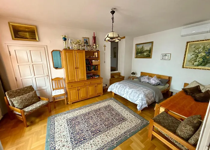 Perfect Remote-Workplace In Sunny Apartment